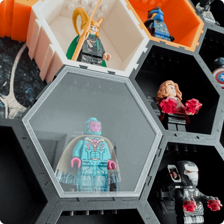 Osłonka plexi do HexBox - z figurką lego w grupie